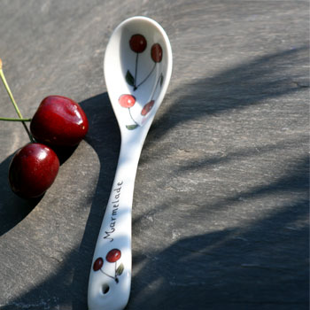 Marmeladenlöffel mit Kirschen